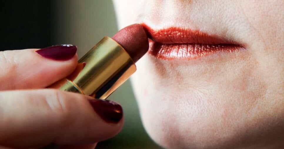 4 cores de batom sugam rugas da boca e rejuvenesce mulheres 50+ instantaneamente