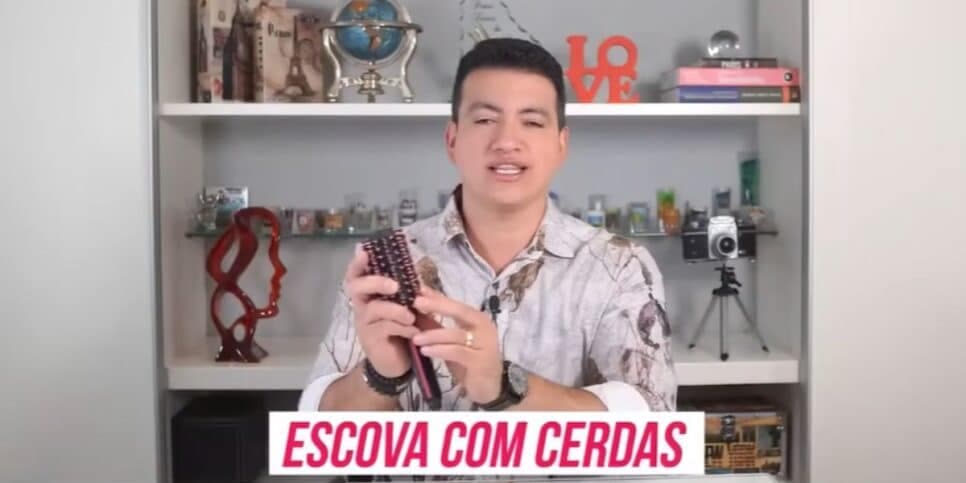 Escovas com cerdas são as mais recomendadas (Reprodução: Youtube) Escovas com cerdas são as mais recomendadas (Reprodução: Youtube)