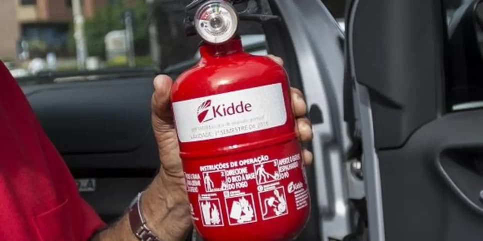 Projeto de Lei visa trazer de volta a obrigação em ter extintor de incêndio em carros de passeio e utilitários (Foto: Reprodução/ Internet) Projeto de Lei visa trazer de volta a obrigação em ter extintor de incêndio em carros de passeio e utilitários (Foto: Reprodução/ Internet)
