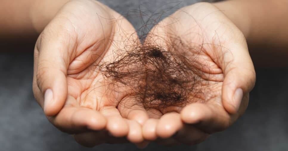 Falta desse nutriente pode ser responsável pela queda de cabelo e idosas devem saber