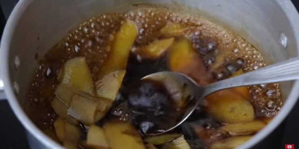 Deixe a batata ferver e adicione o café (Reprodução: Youtube) Deixe a batata ferver e adicione o café (Reprodução: Youtube)