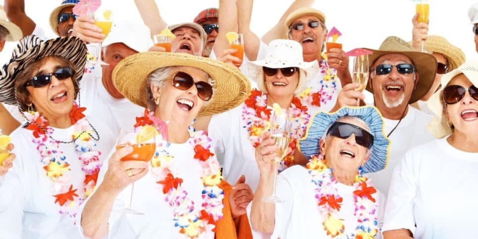 Idosos comemorando (Foto: Canva) Idosos comemorando (Foto: Canva)