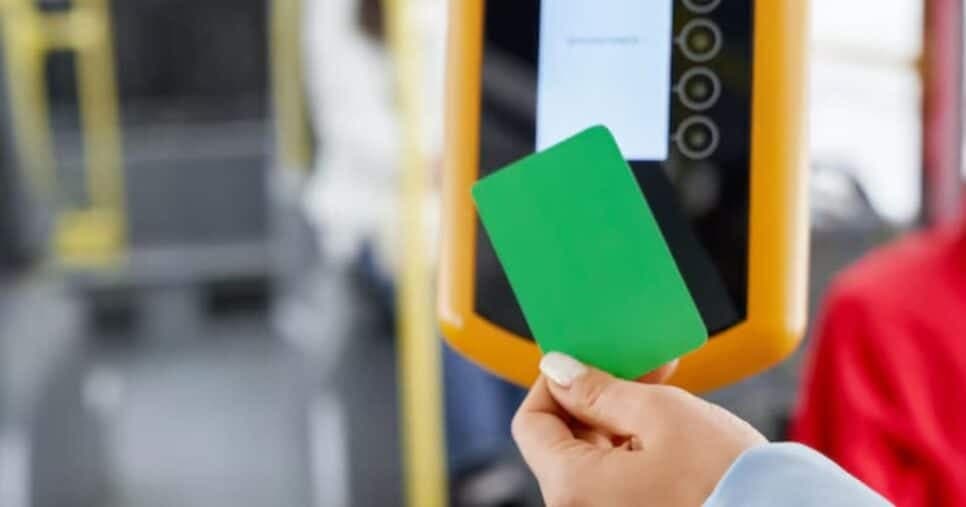 "Pode suspender": Lei trabalhista em vigor em 2025 traz 2 atitudes que liberam FIM do Vale-Transporte