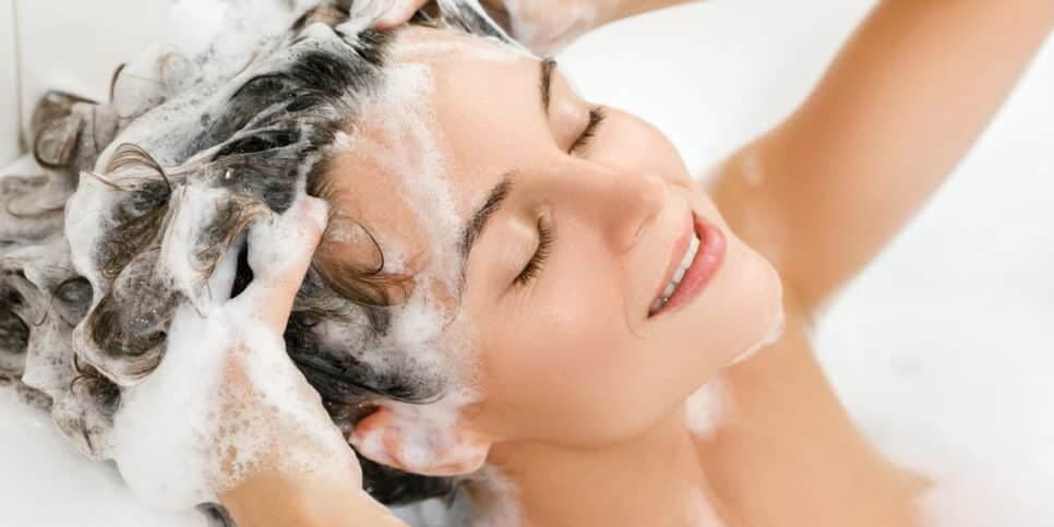 Mulher lavando o cabelo (Foto: Canva) Mulher lavando o cabelo (Foto: Canva)