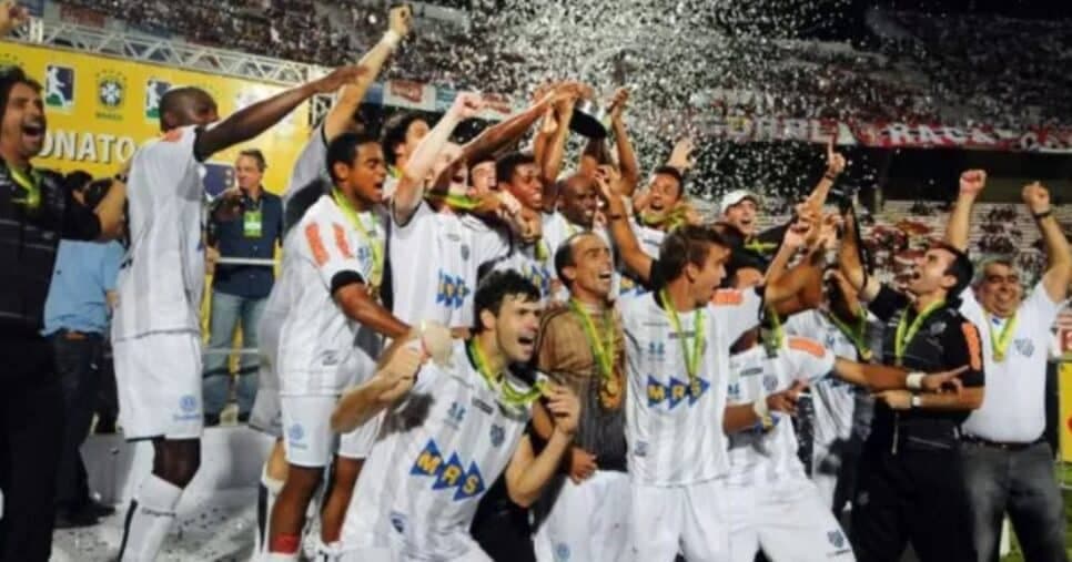 Jogadores comemoram o título no Arruda (Foto: Reprodução/TM)