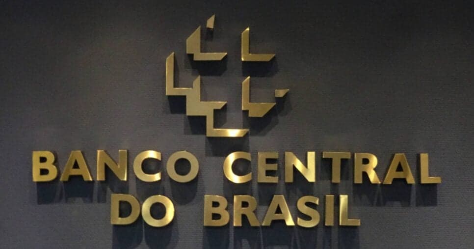 Adeus na Caixa, Bradesco e Itaú: Comunicado do Banco Central libera fim de serviço fundamental em 3 bancos