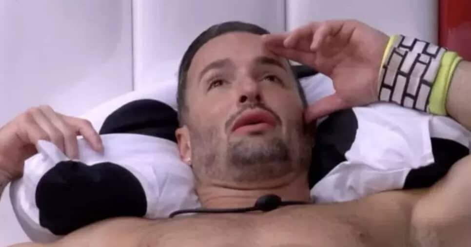 Diego Hypólito chora no reality show da Globo (Foto: Reprodução) Diego Hypólito chora no reality show da Globo (Foto: Reprodução)
