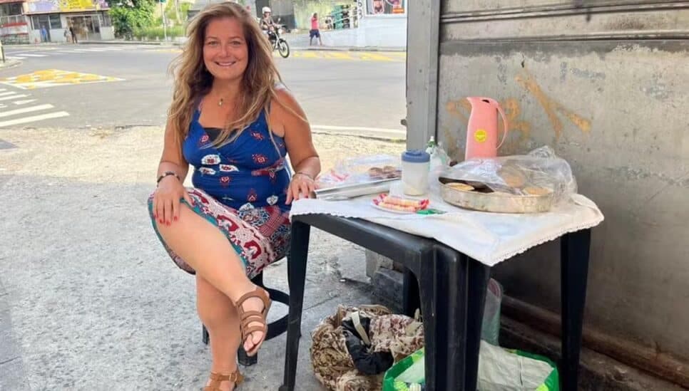 Regininha Poltergeist ganha R$ 200 ao dia vendendo empadinhas (Foto: Reprodução/ Extra) Regininha Poltergeist ganha R$ 200 ao dia vendendo empadinhas (Foto: Reprodução/ Extra)
