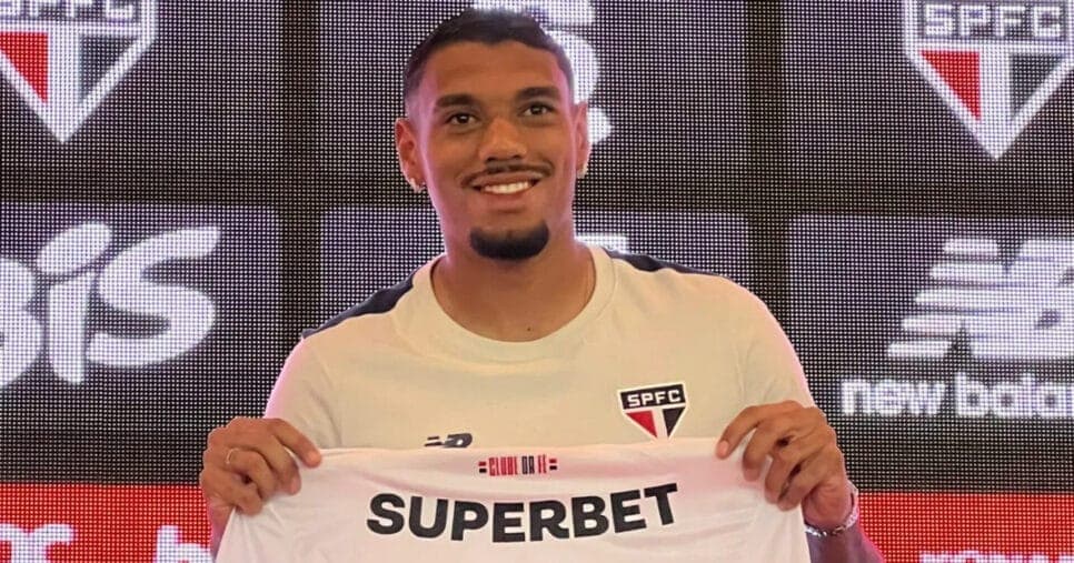 O famoso jogador de futebol do Tricolor, Ruan (Foto: Rafaela Cardoso/Lance!) O famoso jogador de futebol do Tricolor, Ruan (Foto: Rafaela Cardoso/Lance!)