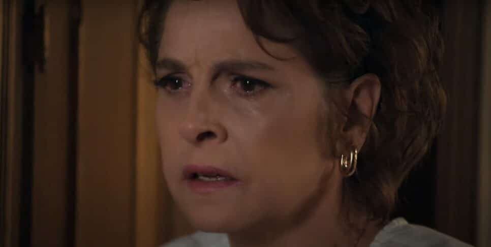 Joyce descobre segredo de Belisa e a ricaça implora por sigilo (Foto: Reprodução/ Globo) Joyce descobre segredo de Belisa e a ricaça implora por sigilo (Foto: Reprodução/ Globo)
