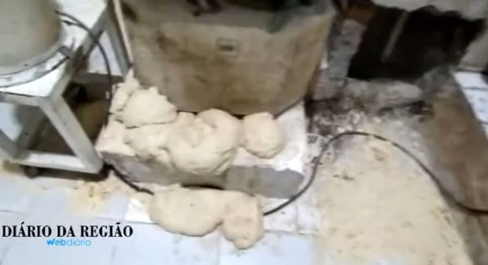 Massas apodrecidas e no chão em meio a infestação de baratas (Foto Reprodução/YouTube)