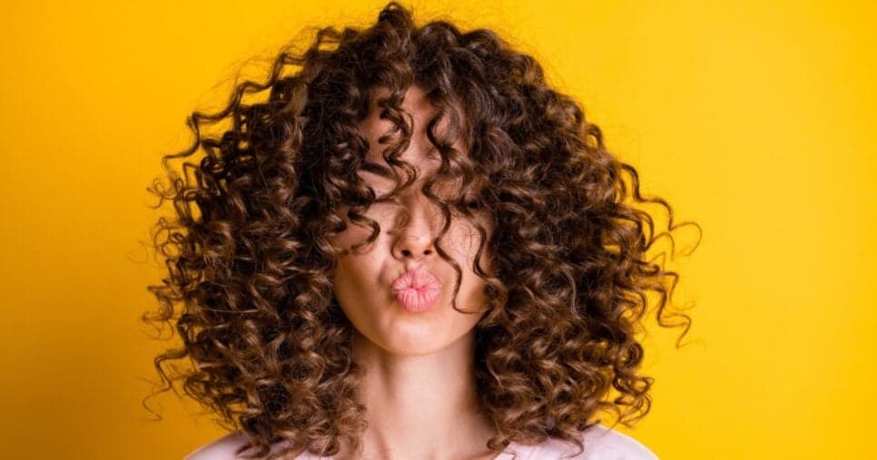 Fim do babyliss: Linha da Elseve controla o frizz e mantém cachos definidos por até 72h