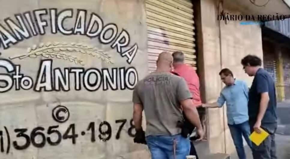 Padaria Santo Antônio, mais conhecida como a Padoca, com agentes da Vigilância Sanitária e da Polícia (Foto Reprodução/YouTube)