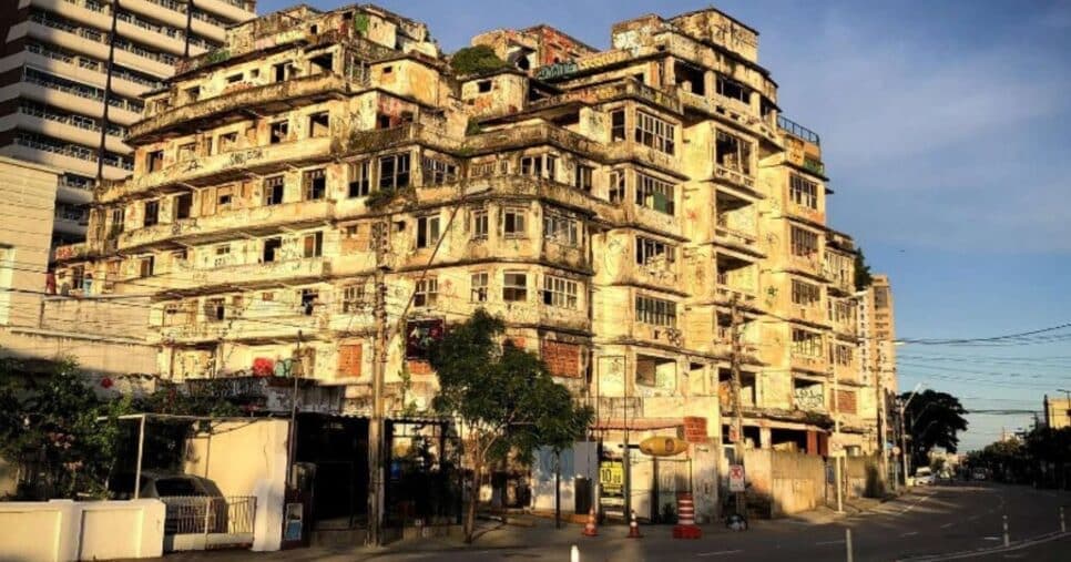O Edifício São Pedro, aonde abrigava o Fortaleza Praza Hotel já vinha de um processo de deterioração (Foto Reprodução/UOL) 