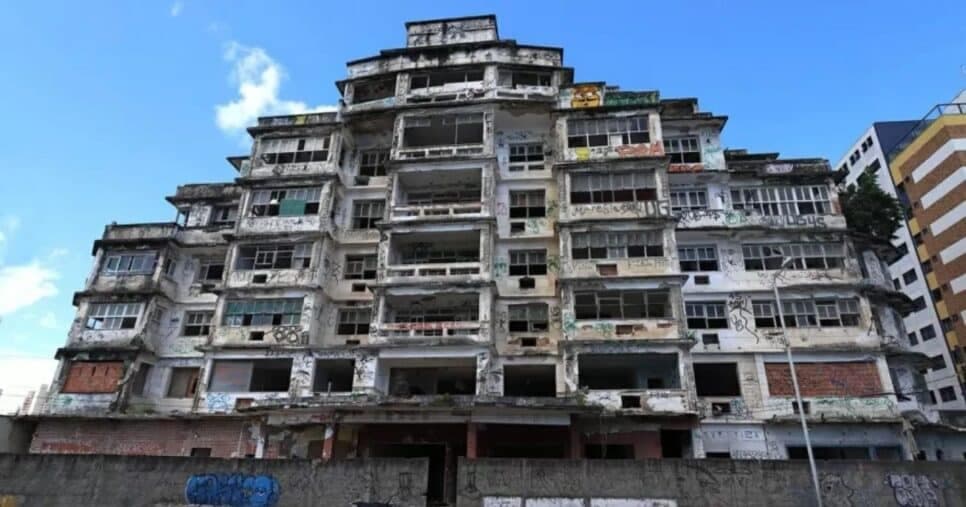 O Edifício São Pedro, aonde abrigava o Fortaleza Praza Hotel já vinha de um processo de deterioração (Foto Reprodução/UOL) 