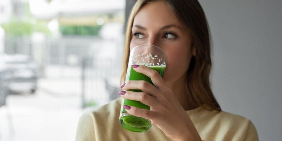 Pele lisa igual bebê: Suco natural com cenoura e +3 ingredientes dá adeus às rugas de mulheres 55+