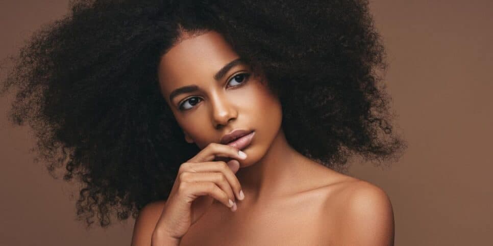 Mulher com o cabelo cacheado (Foto: Canva) Mulher com o cabelo cacheado (Foto: Canva)