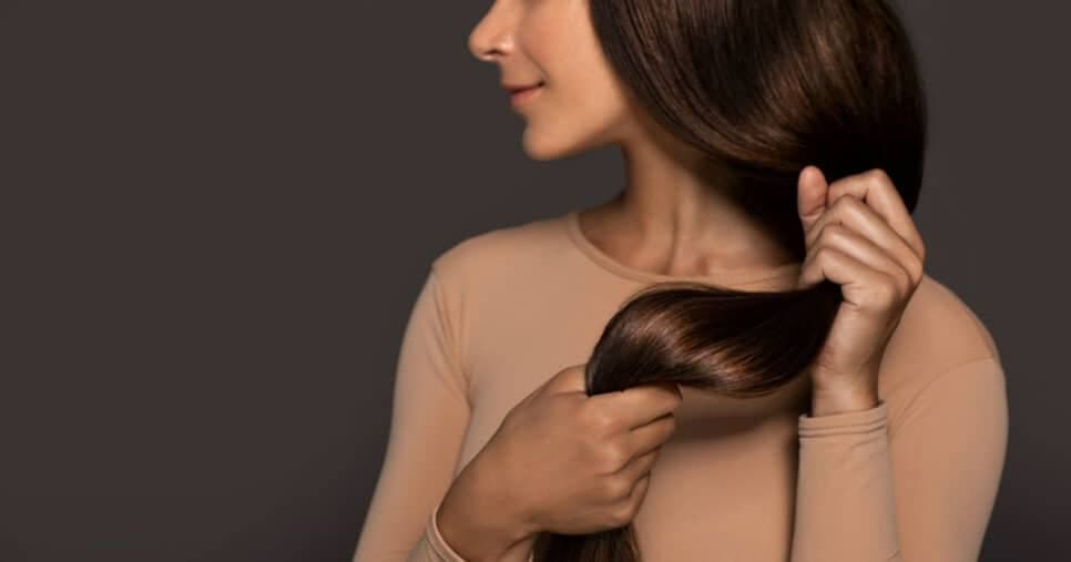 É possível obter um alisamento natural do cabelo sem agredir e sem progressiva (Foto: Reprodução/Getty Images)