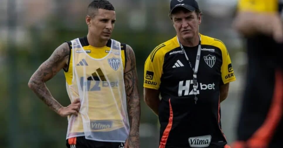 Guilherme Arana e Cuca, durante treino do Atlético-MG (Foto: Pedro Souza/Atlético-MG)