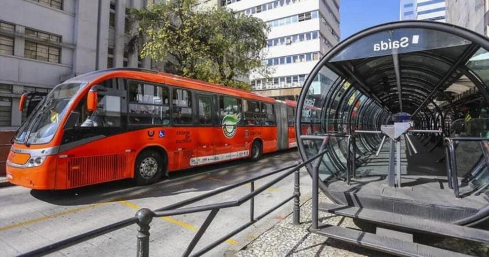 Lei em vigor no PR confirma proibição nos ônibus de Curitiba e atinge em cheio 1,7M de CPFs