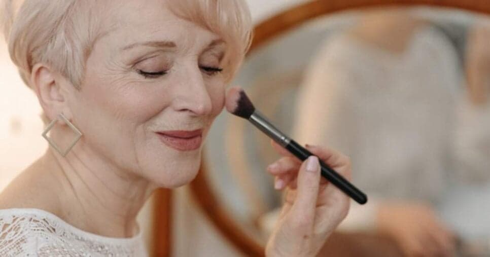 Guia prático para passar blush na pele madura: Passo a passo rejuvenesce as 50+