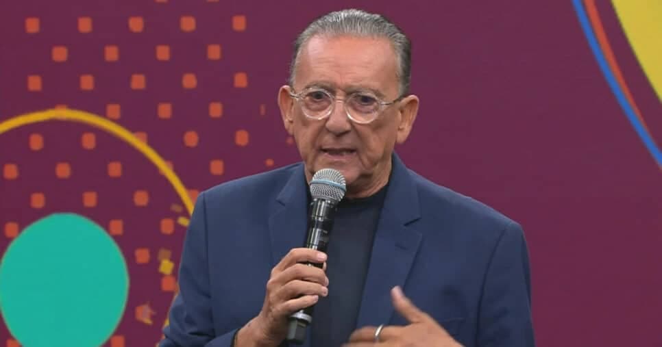 Galvão Bueno detona indireta para Globo no palco do Teleton do SBT: “Proibiram”