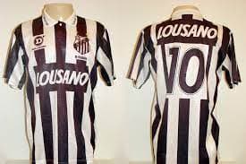 Camiseta do Santos na época do patrocínio da Lousano (Foto Reprodução/Mercado Livre) Camiseta do Santos na época do patrocínio da Lousano (Foto Reprodução/Mercado Livre)