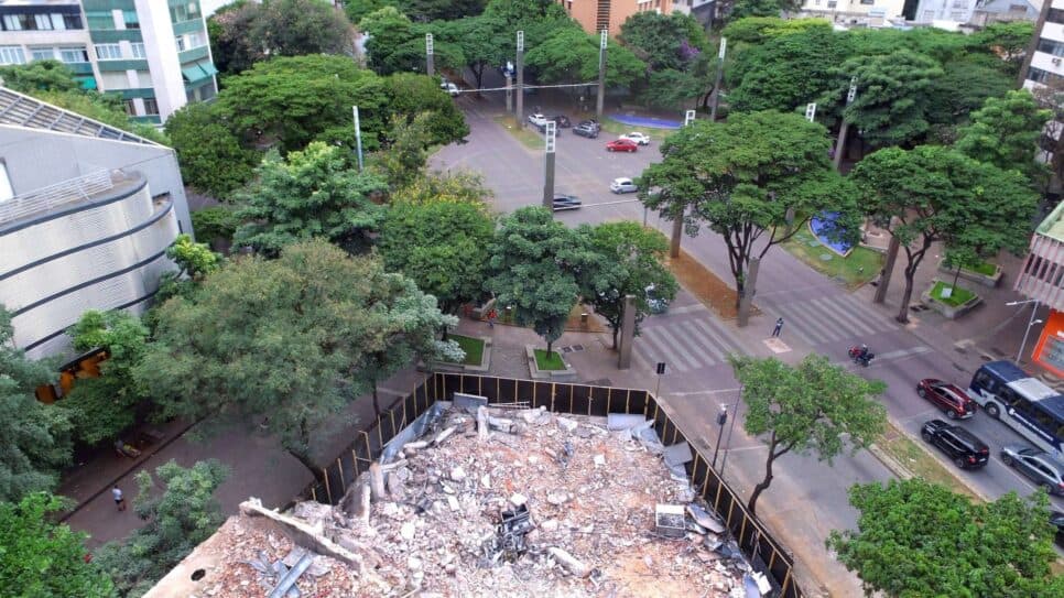 Prédio que abrigou a Savassi durante 30 anos é demolido (Foto Reprodução/Estado de Minas) Prédio que abrigou a Savassi durante 30 anos é demolido (Foto Reprodução/Estado de Minas)
