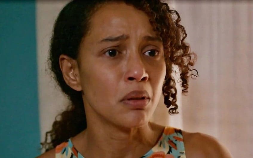 Raquel (Taís Araujo) em cena que irá ao ar no final do primeiro capítulo do remake de Vale Tudo (Foto: Reprodução / Globo) Raquel (Taís Araujo) em cena que irá ao ar no final do primeiro capítulo do remake de Vale Tudo (Foto: Reprodução / Globo)