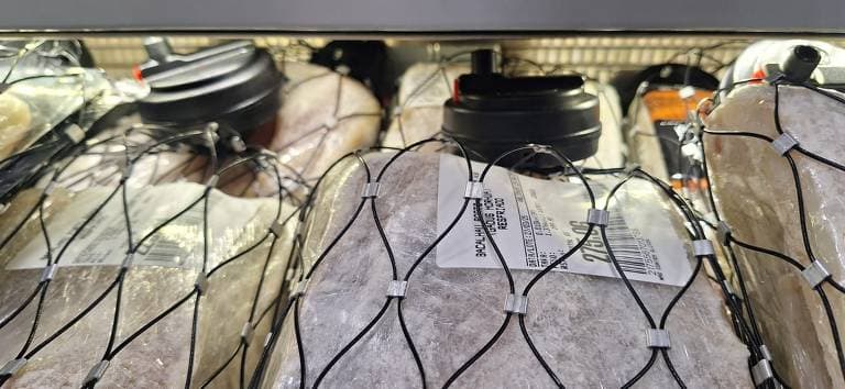Picanha e demais cortes sendo colocados com lacre e sinalizadores de alarme como se fossem bebidas e artigos de luxo (Foto Reprodução/Folha de S.Paulo) Picanha e demais cortes sendo colocados com lacre e sinalizadores de alarme como se fossem bebidas e artigos de luxo (Foto Reprodução/Folha de S.Paulo)