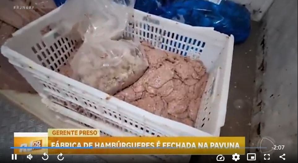 Carnes expostas sem nenhum tipo de proteção  (Foto Reprodução/R7)