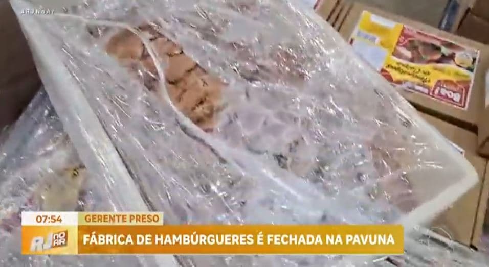 Carnes expostas sem nenhum tipo de proteção  (Foto Reprodução/R7)