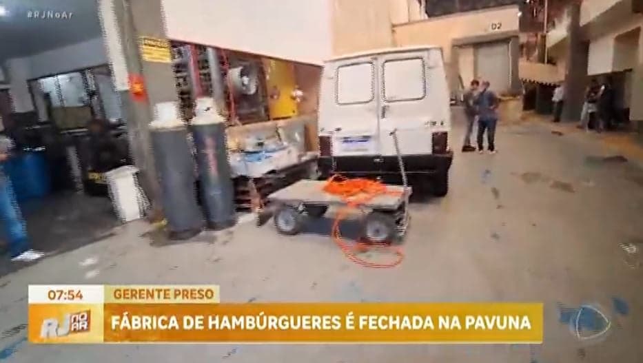 Reportagem da Record exibe interior da fábrica em situação insalubre e cheia de sujeira próximo aos alimentos (Foto Reprodução/R7)