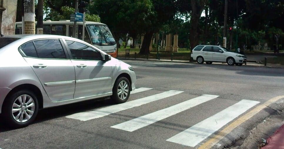 Carro na faixa de pedestre (Foto: Reprodução) Carro na faixa de pedestre (Foto: Reprodução)