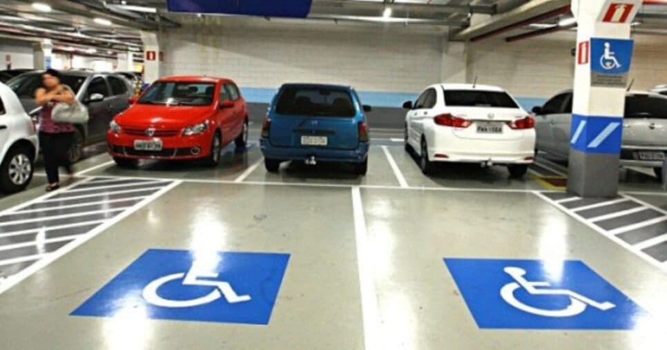 Estacionamento PCD em shopping - Foto: Montagem Estacionamento PCD em shopping - Foto: Montagem