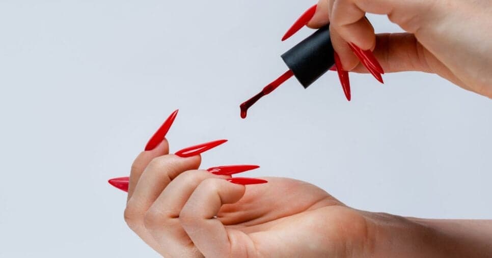 Mulher passando esmalte nas unhas (Foto: Canva) Mulher passando esmalte nas unhas (Foto: Canva)