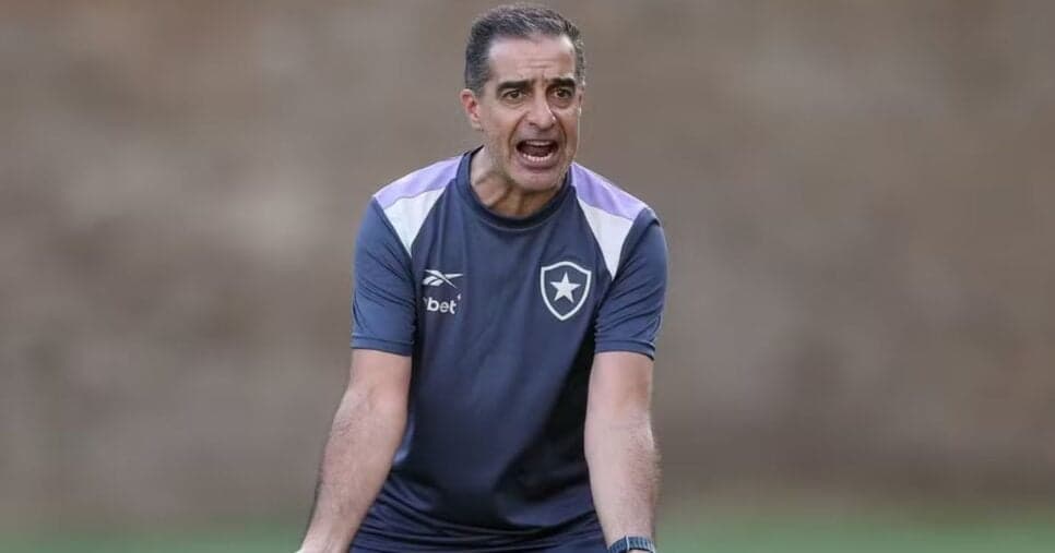 Substituto de Savarino e Bastos fora: Paiva leva rasteira no Botafogo e é obrigado a decretar 2 vereditos