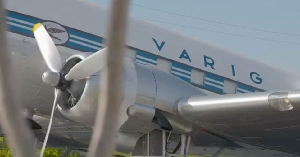 Antigo avião da Varig exibido em Porto Alegre — Foto: Reprodução/RBS TV Antigo avião da Varig exibido em Porto Alegre — Foto: Reprodução/RBS TV