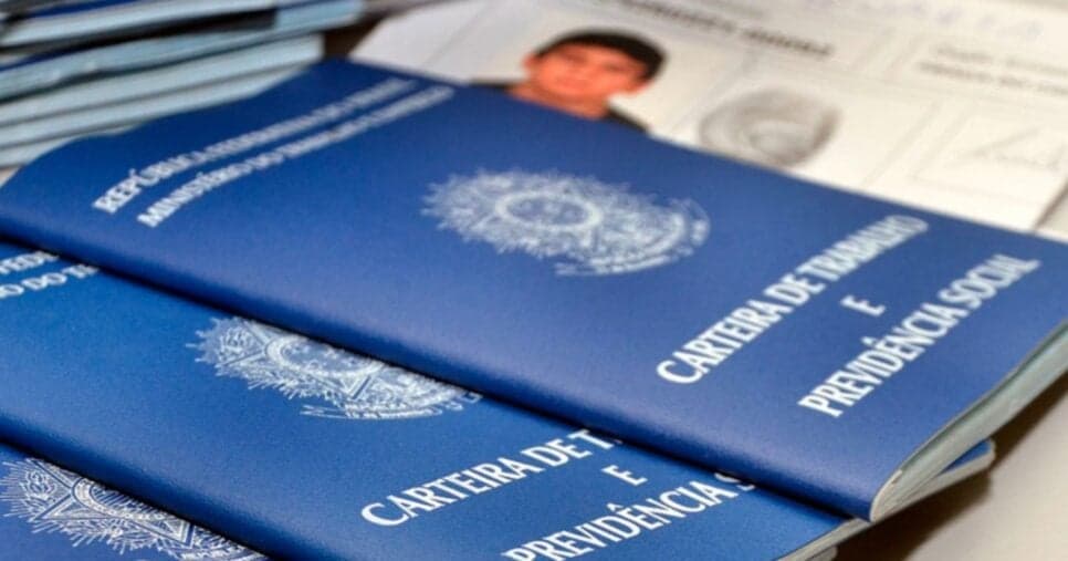 Adeus, 5 dias úteis: Lei trabalhista em vigor garante redução da carga horária à lista de CLTs em 2025