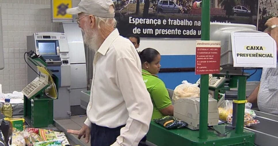 Idoso em caixa preferencial em supermercado - Foto: Internet Idoso em caixa preferencial em supermercado - Foto: Internet