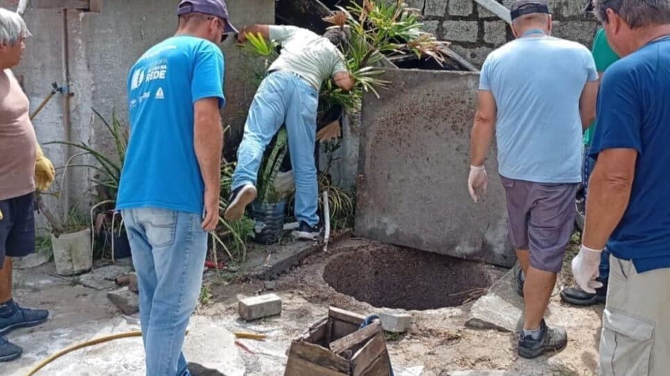 Esgoto a céu aberto e caixa de gordura irregular foram detectados pelos fiscais da Vigilância Sanitária (Foto Reprodução/NCS) Esgoto a céu aberto e caixa de gordura irregular foram detectados pelos fiscais da Vigilância Sanitária (Foto Reprodução/NCS)