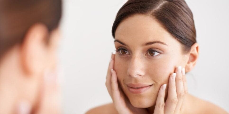 Pele lisa e hidratada: Misturinha caseira com 3 ingredientes rejuvenesce as mulheres 50+ em minutos