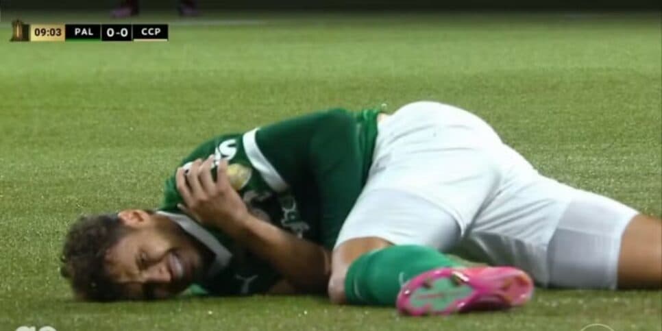 Veiga sentindo a lesão no ombro (Reprodução: Globo) Veiga sentindo a lesão no ombro (Reprodução: Globo)