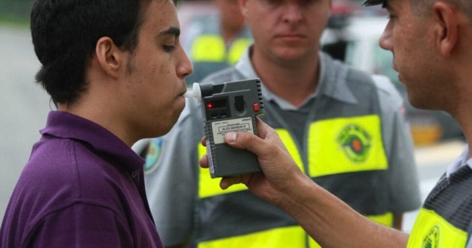 Recusar teste do bafômetro causa suspensão da CNH - (Foto: Internet)
