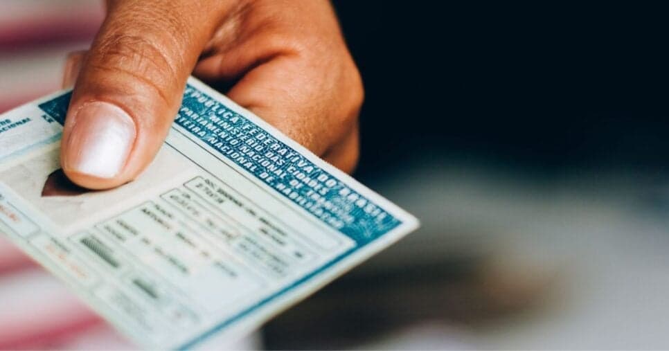 Descubra o que acontece com o motorista que esquece a CNH em casa