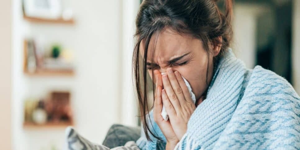 Mulher com gripe (Foto: Canva) Mulher com gripe (Foto: Canva)