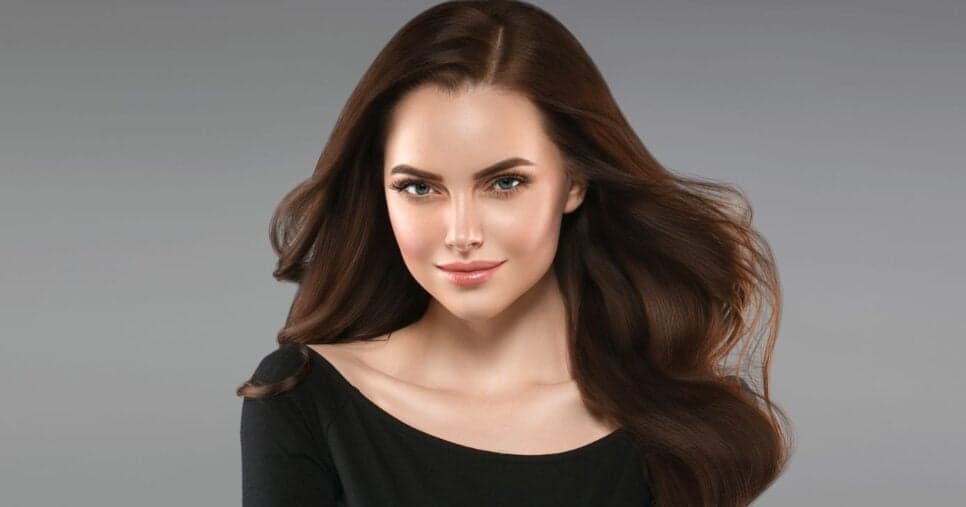 Mulher com o cabelo hidratado (Foto: Canva)