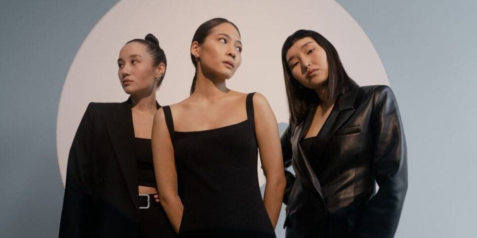 Mulheres com roupas da cor pretas (Foto: Canva) Mulheres com roupas da cor pretas (Foto: Canva)