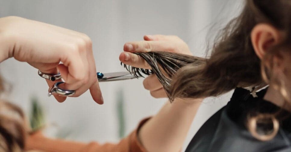 Proibidos nos salões: 3 cortes de cabelo barrados que sugam suas juventude e te envelhecem 20 anos