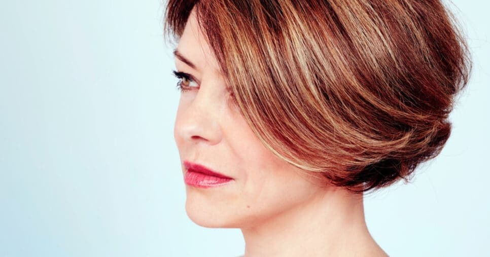 Tchau, rosto redondo e grisalhos: 5 cortes de cabelo para salvar às 50+